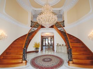 20 Steven Ln, Great Neck, NY 11024