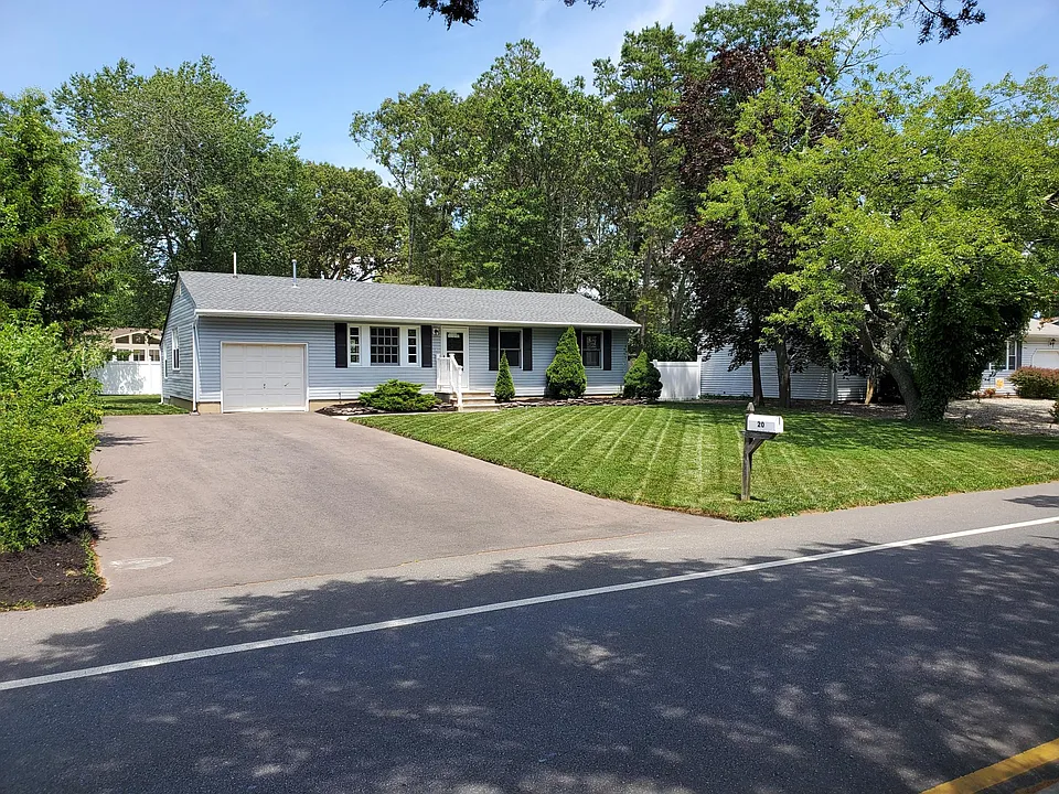 20 Laurel Blvd
