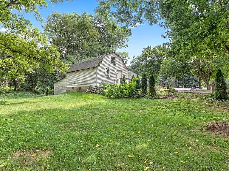 17130 Beck Rd — Photo 40