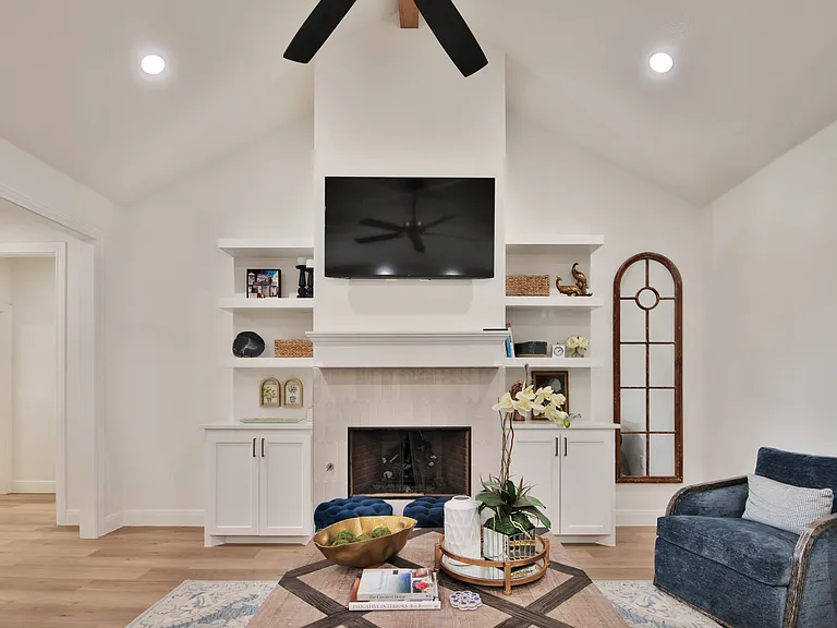 1409 Quincy Ave — Photo 2