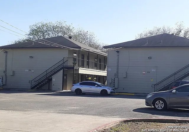 2 bed, 1.0 bath, 816 sqft, $995 — Photo 1