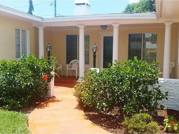 3rd image of 2209 Tropical Shores Dr SE