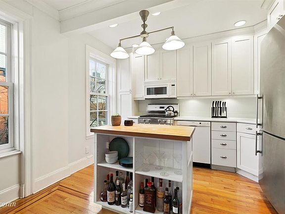 2nd image of 438 Pacific St #3
