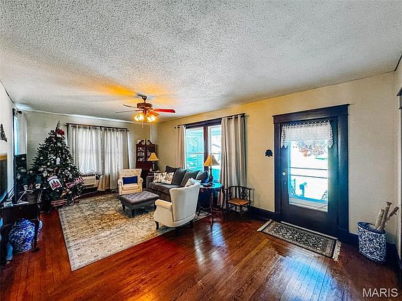 4th image of 209 E Walnut St