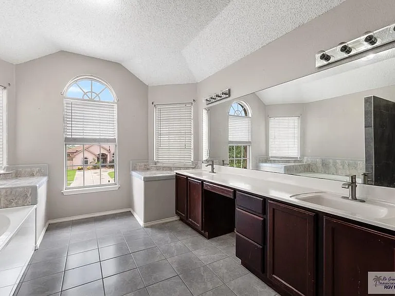 2784 Woodside — Photo 24