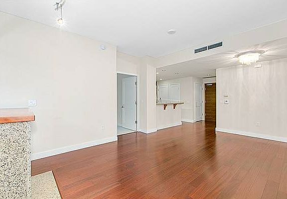 4th image of 700 W East St Unit 605