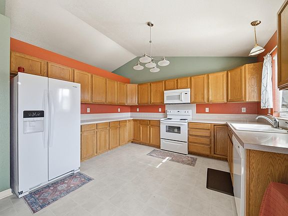 5th image of 3188 52nd Ave
