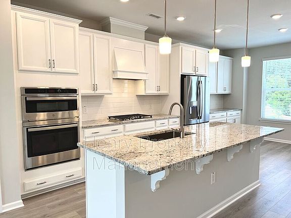 2nd image of 1002 Brookville Ln