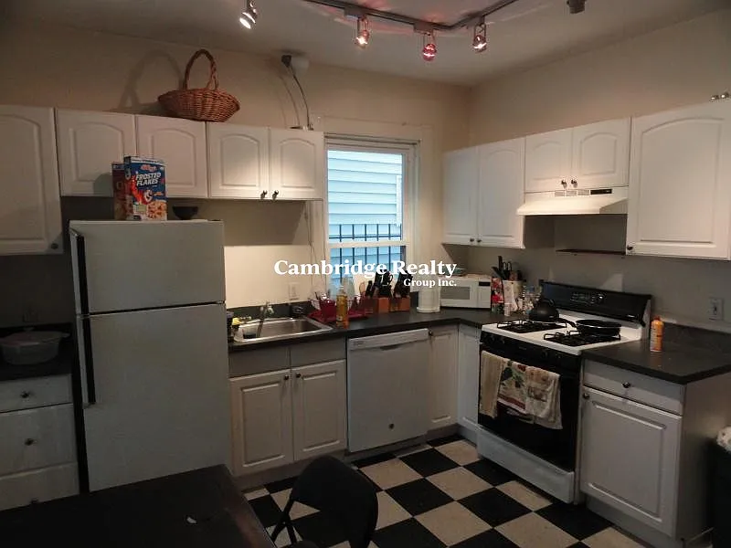 4 bed, 1.0 bath, 1200 sqft, $4,200 — Photo 1