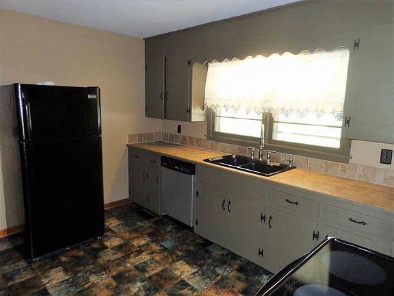 5th image of 111 Whiteside St