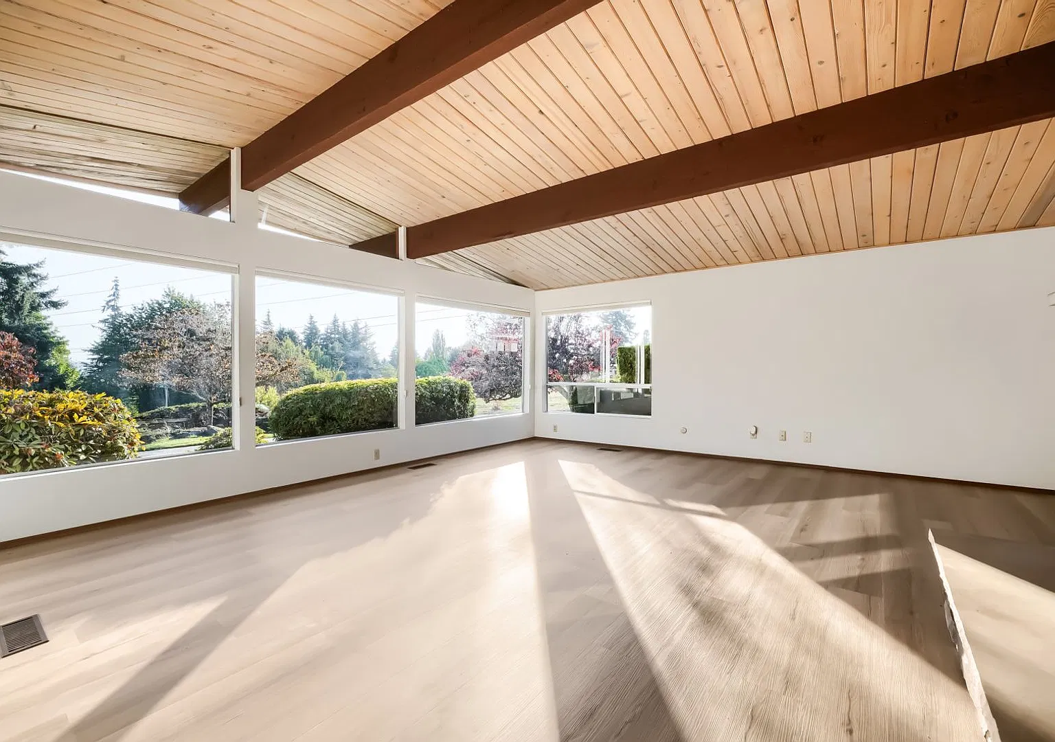3Bd/1.75Ba Bellevue Home — Photo 4