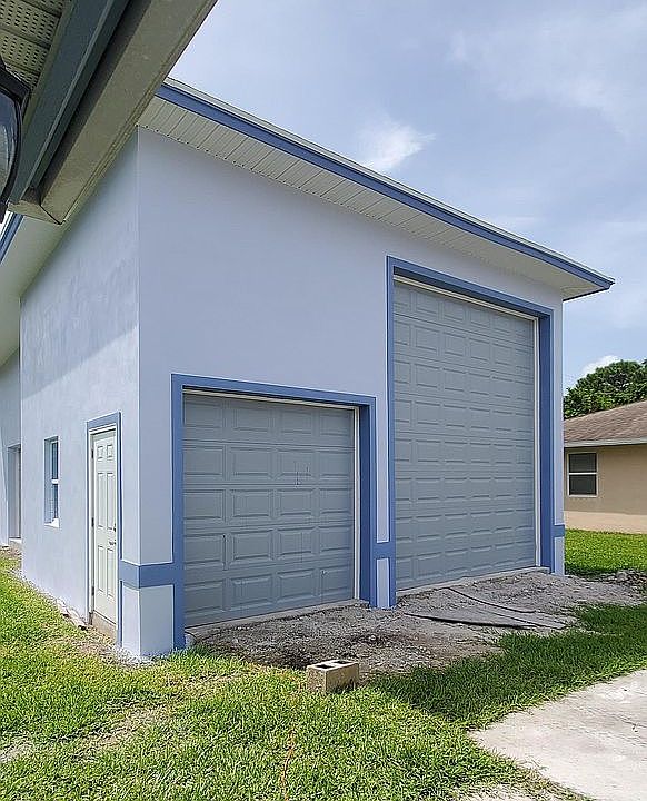Detach garage