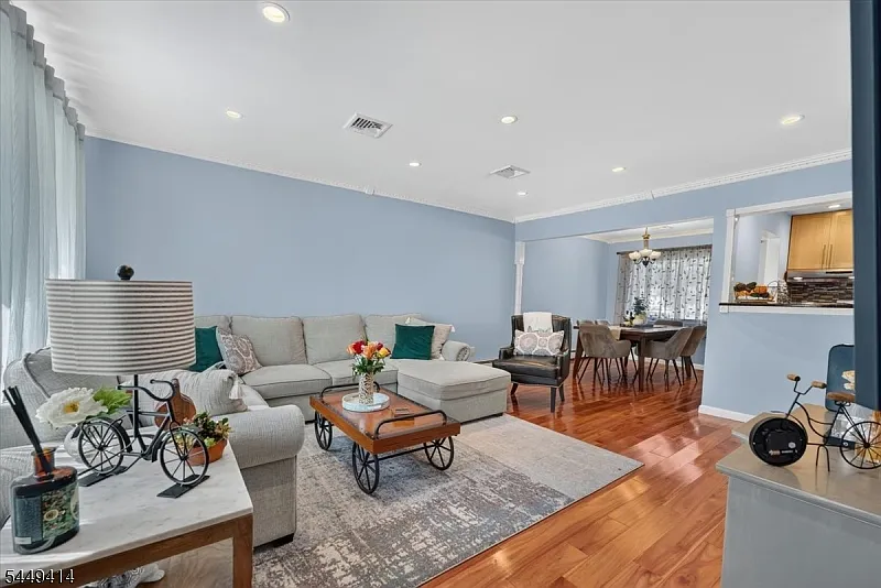 3 bed, 2.0 bath, 1516 sqft, $4,200 — Photo 2