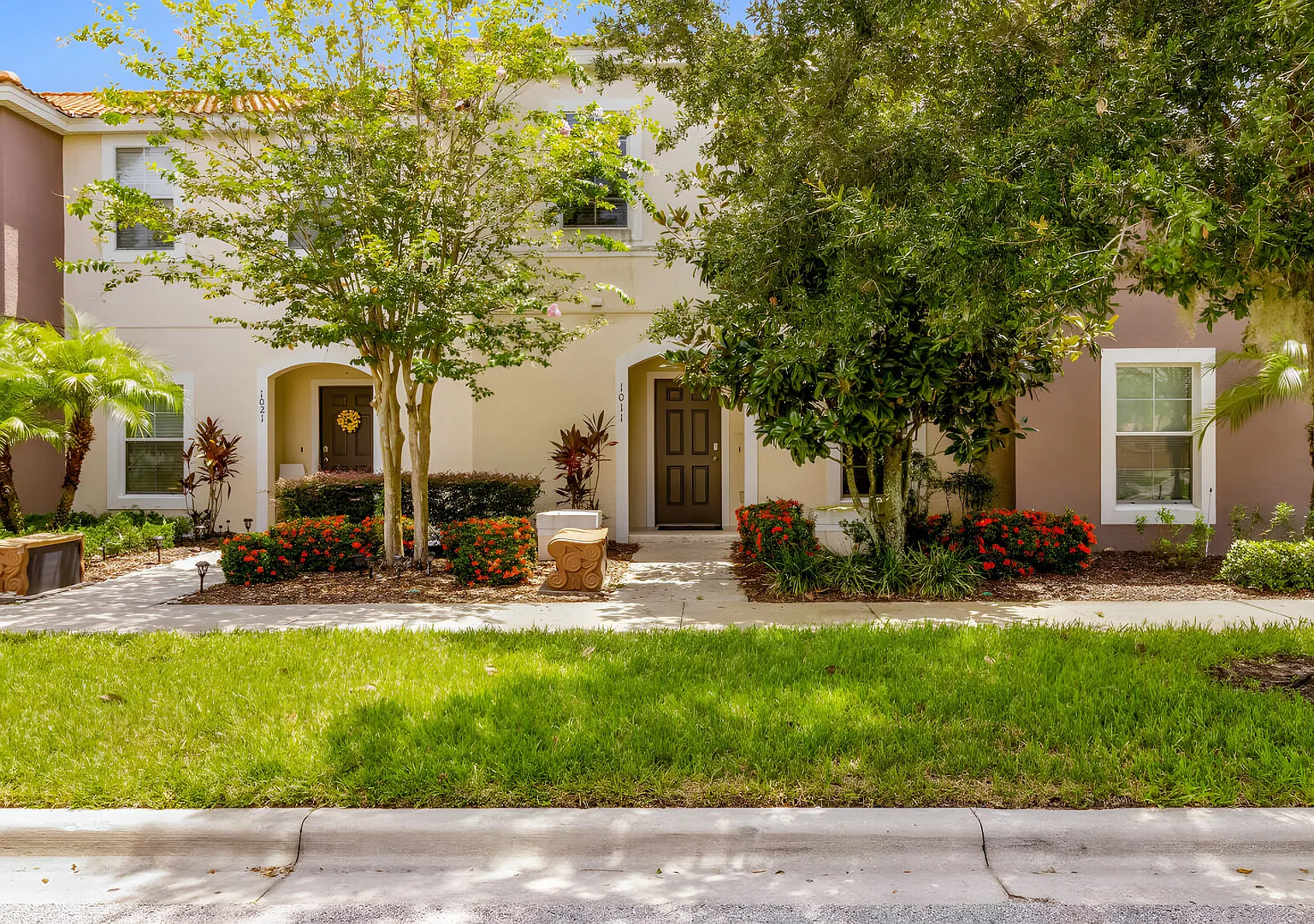 Vista Gorgeous 3 Bedroom TH in Gated Resort Comm — Photo 3