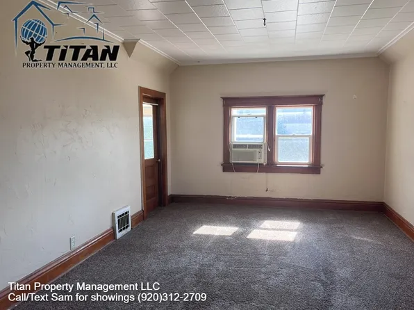 106 1/2 W 9th Ave, Oshkosh, WI 54904