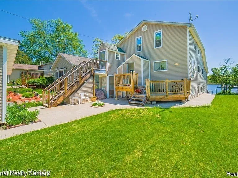 1349 Beach Dr — Photo 2