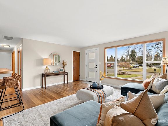 3rd image of 906 Redmond Avenue NE