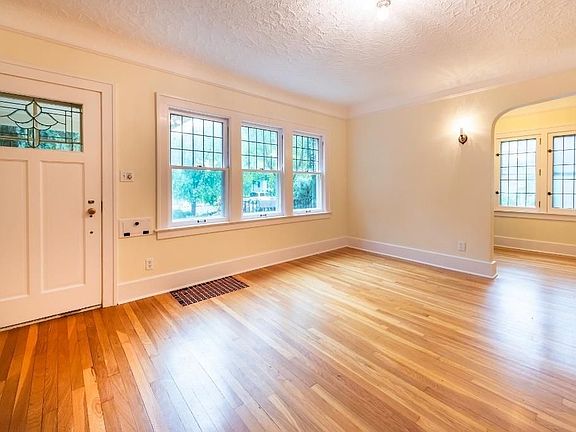 5th image of 511 Fairview Cir