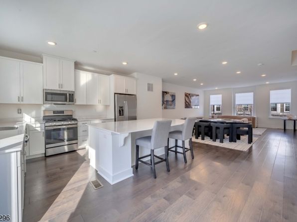 6 Coogan Ct, Morris Plains Boro, NJ 07950