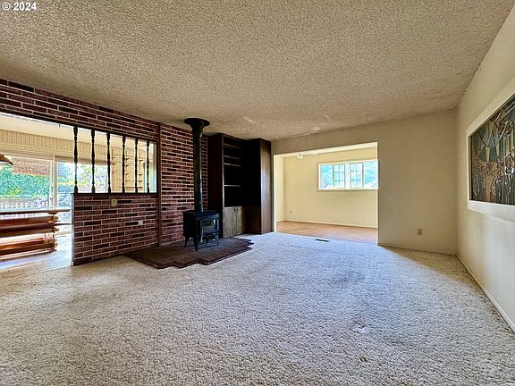 5th image of 434 Wood Crest Dr