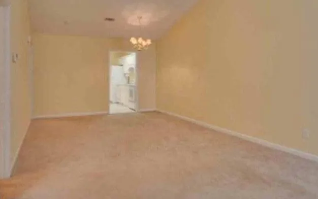 574 Edgecliff Ln — Photo 2