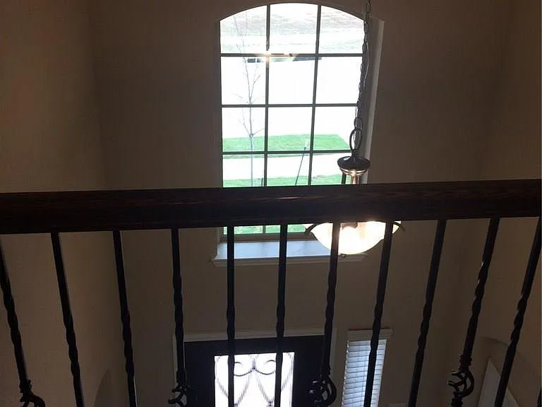 312 Eden Dr — Photo 2