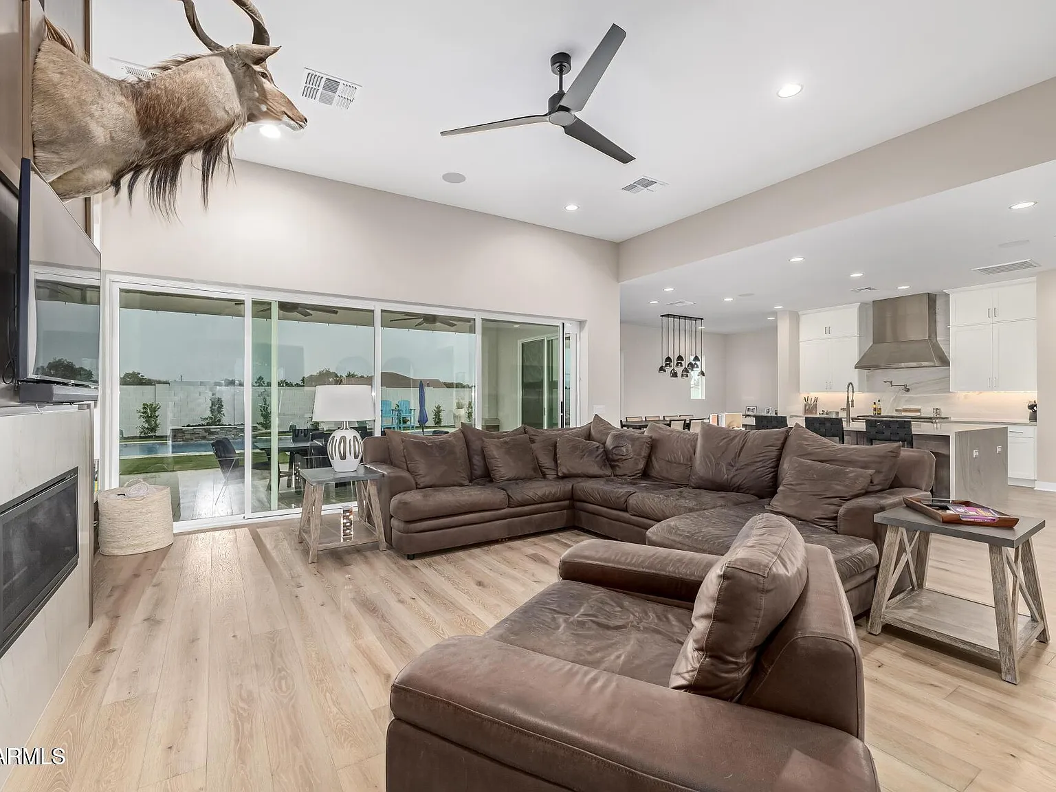 3 bed, 3.5 bath, 3636 sqft, $7,500 — Photo 4