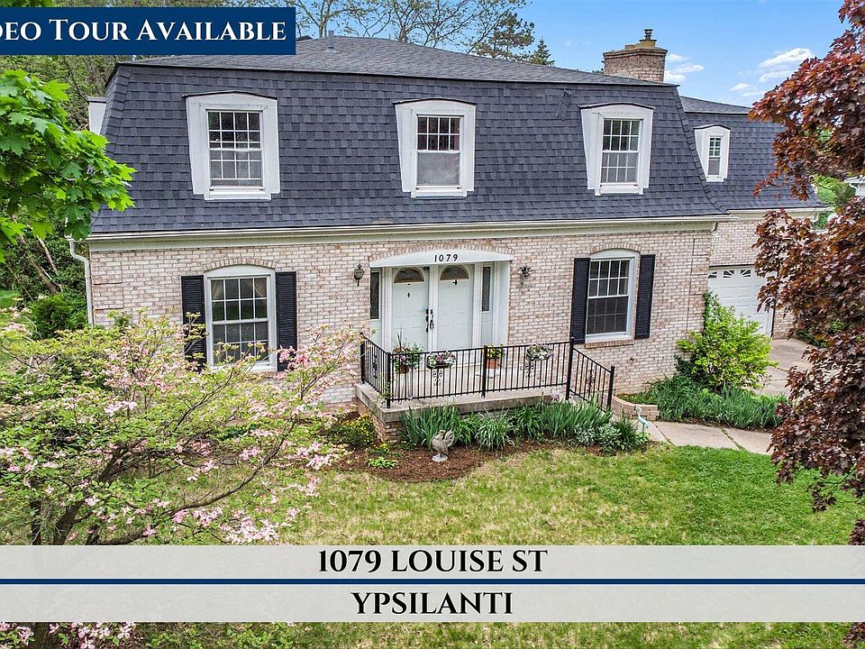 1st image of 1079 Louise St