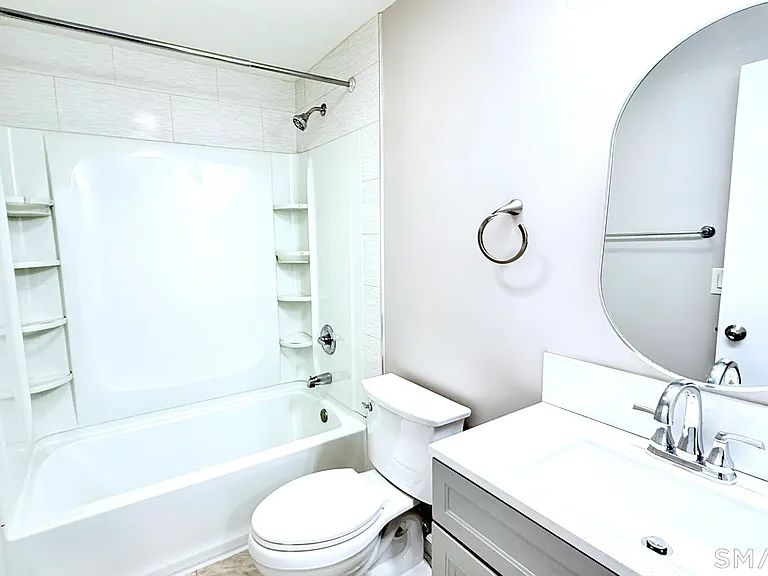 16 Arthur Dr #4 — Photo 4
