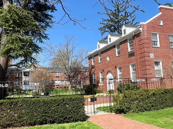 715 S Washington St APT C32, Alexandria, VA 22314