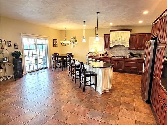 3rd image of 1049 Blackthorne Dr
