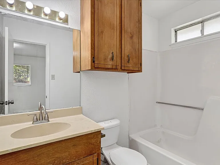 1622 La Joya St — Photo 28