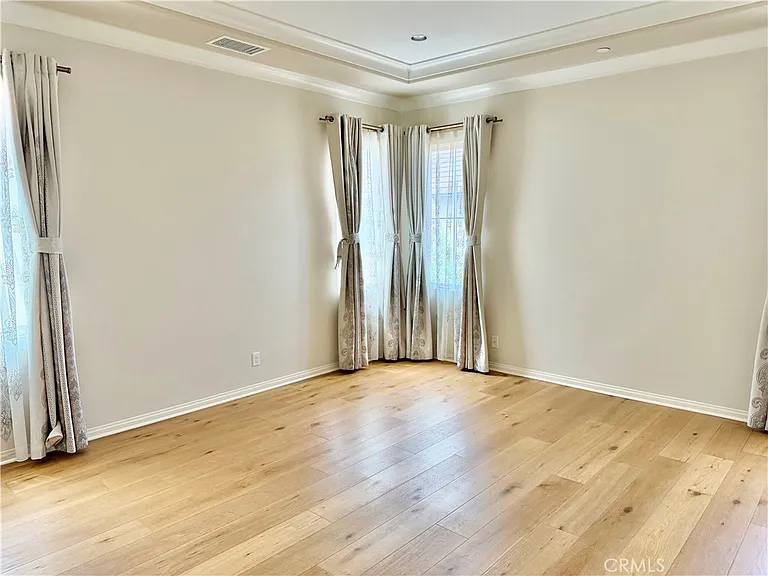 102 Chestnut Grv — Photo 15
