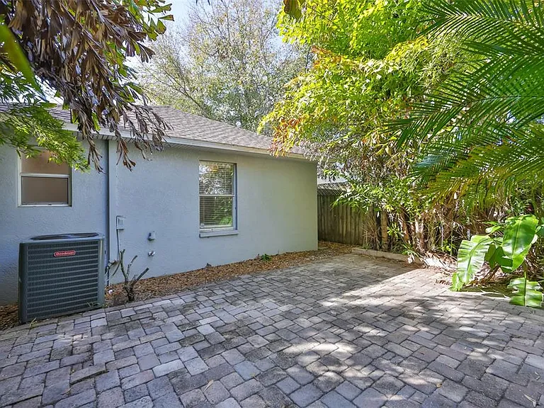 2331 W Chestnut St — Photo 34