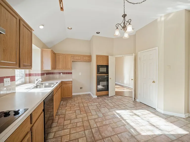 8218 Parkland Hills Dr — Photo 9