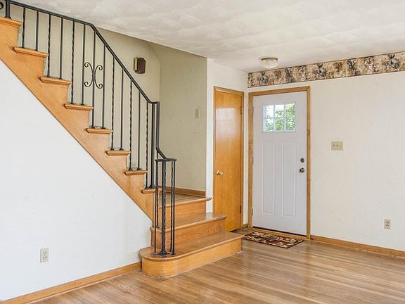 5th image of 737 Lang St