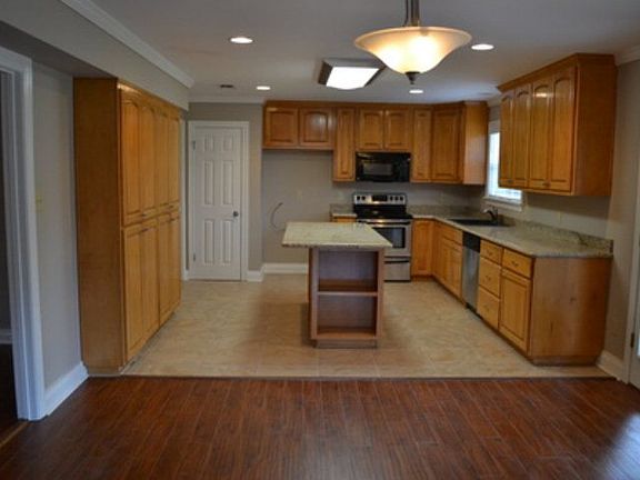 3rd image of 4016 Driftwood Dr