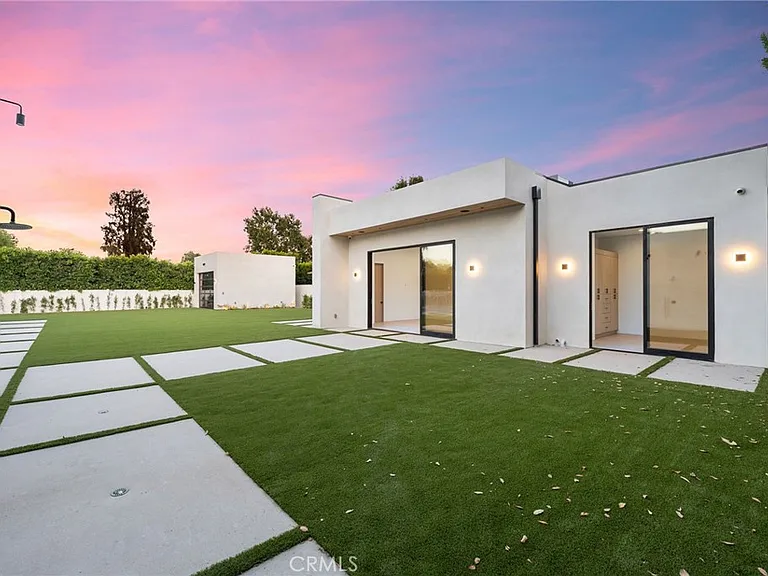 22924 Erwin St — Photo 7