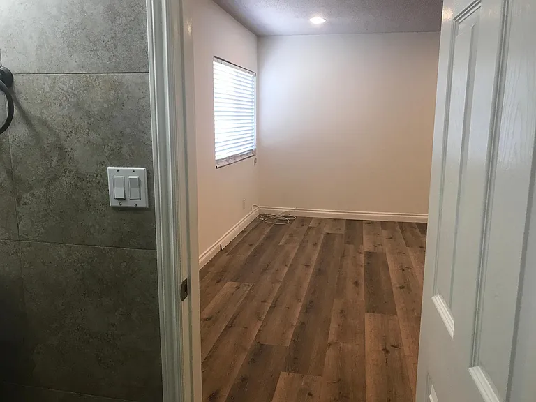 11471 Oxnard St #5 — Photo 28