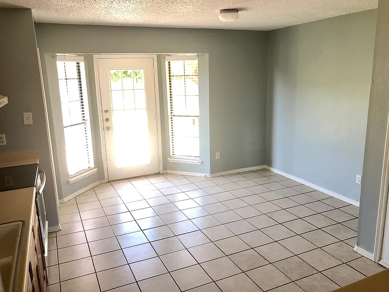 2206 Hemlock Dr — Photo 5