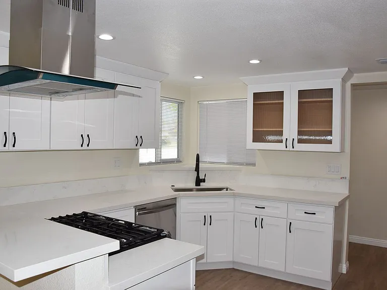 2318 E Coolidge Ave — Photo 45