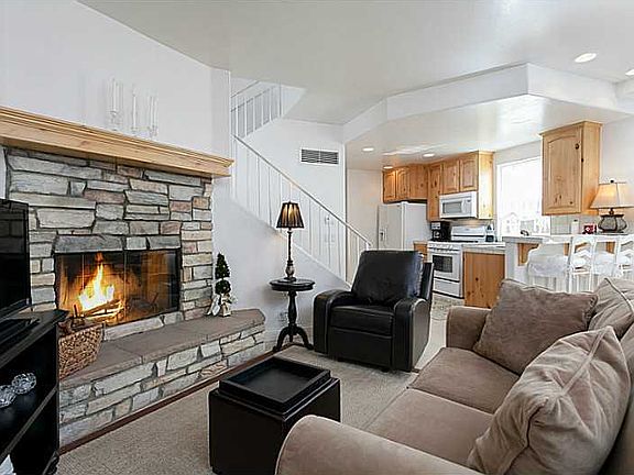 4th image of 1017 W Fairway Blvd