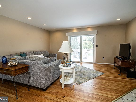 4th image of 27 Dorothy Cir