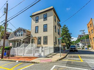 32 Valley Pl, Edgewater, NJ 07020