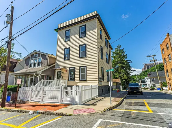 32 Valley Pl, Edgewater, NJ 07020