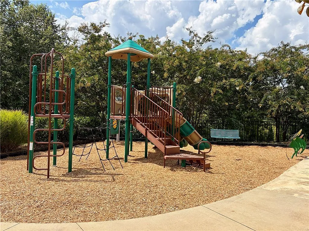 6 bed, 4.0 bath, 2818 sqft, $3,799 — Photo 4
