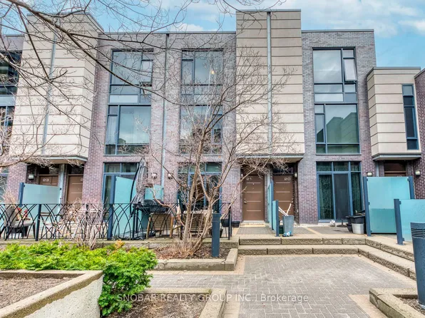 19 Valhalla Inn Rd #21, Toronto, ON M9B 0B3