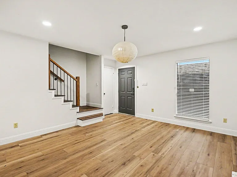 2101 Mistletoe Ave — Photo 4