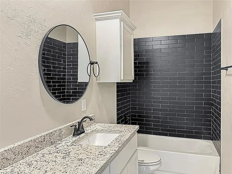 414 N Market Ave — Photo 13