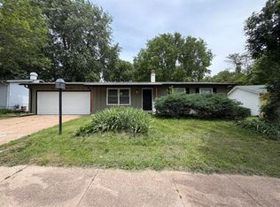 2245 Lindsay Ln, Florissant, MO 63031
